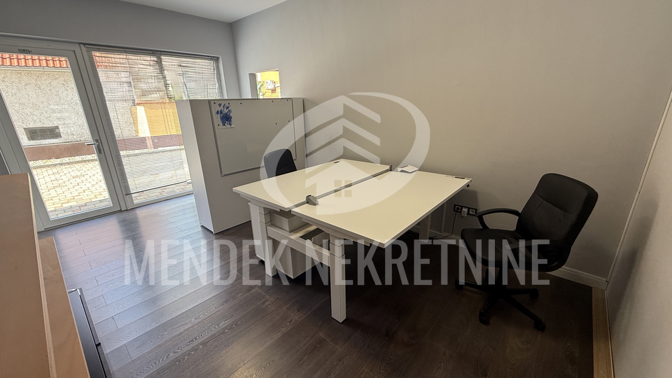 Commercial Property&comma; 60 m2&comma; For Rent&comma; Vara&zcaron;din - Centar
