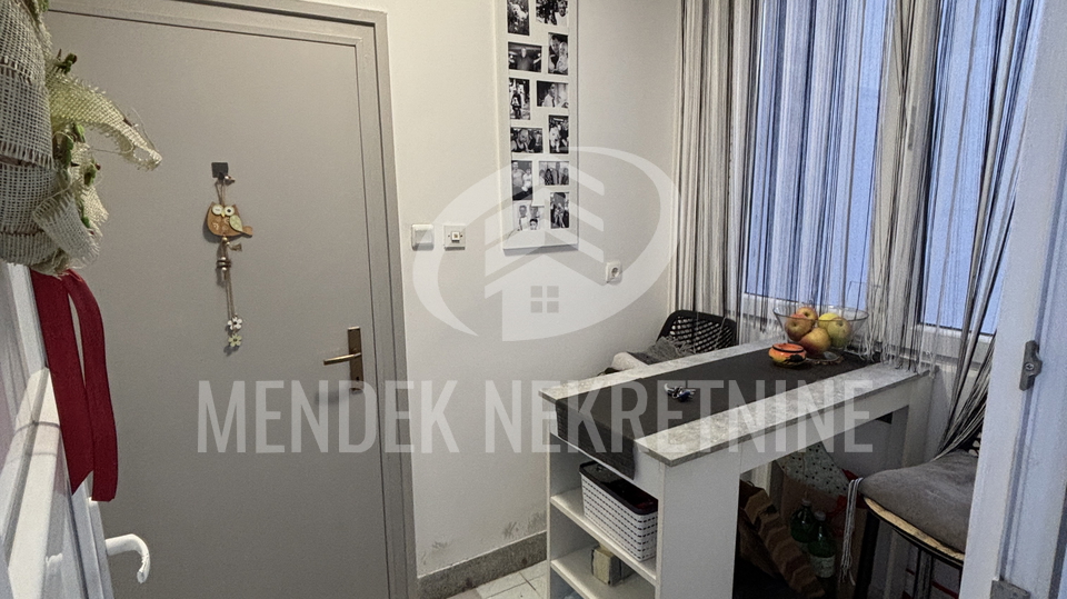 STROGI CENTAR  - STAN SA SPREMIŠTEM