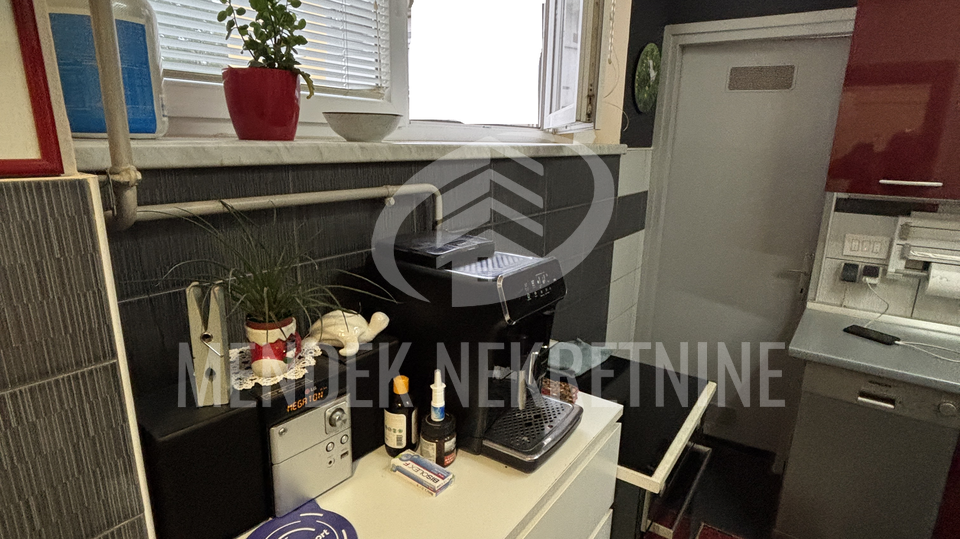 STROGI CENTAR  - STAN SA SPREMIŠTEM