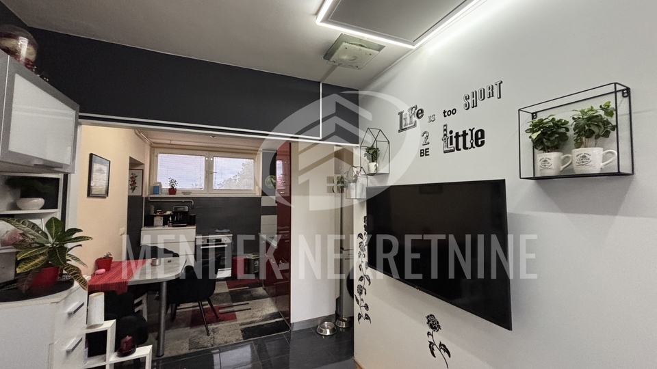 STROGI CENTAR  - STAN SA SPREMIŠTEM