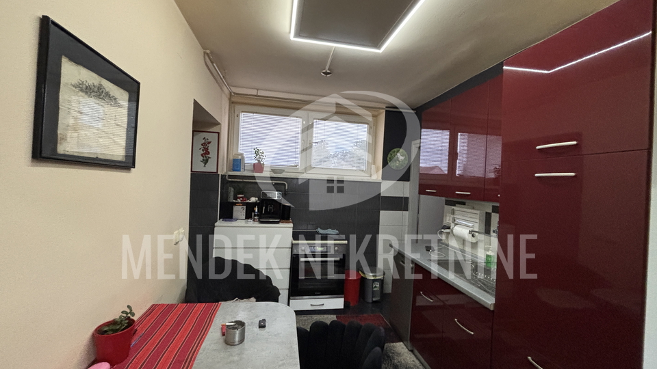 STROGI CENTAR  - STAN SA SPREMIŠTEM