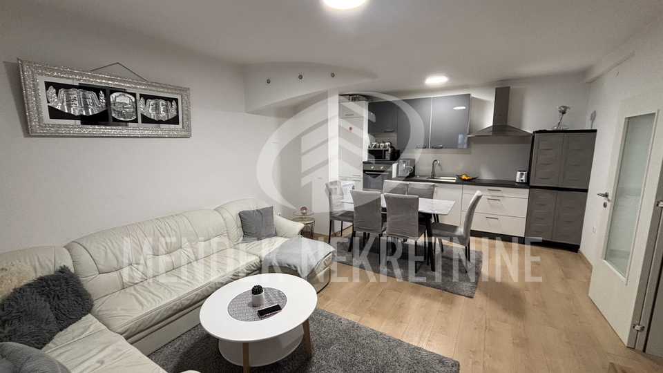 VELIKI 3 ILI 4 SOBAN STAN SA PARKIGOM