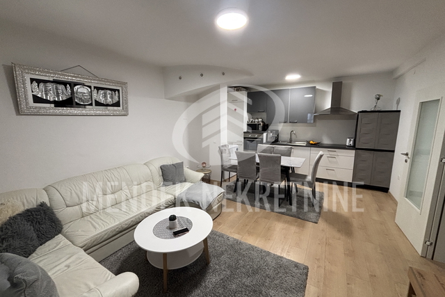 VELIKI 3 ILI 4 SOBAN STAN SA PARKIGOM