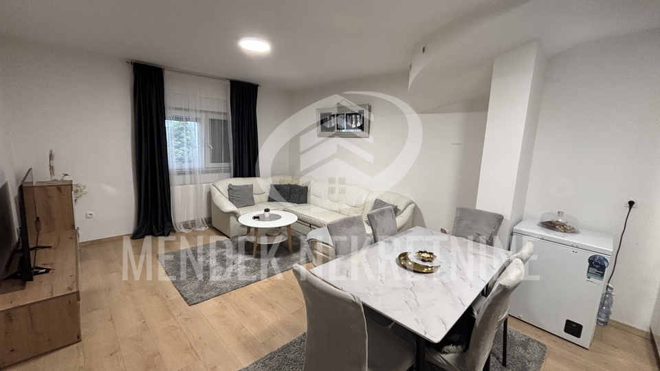 VELIKI 3 ILI 4 SOBAN STAN SA PARKIGOM