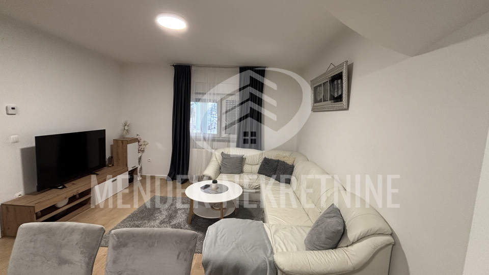 VELIKI 3 ILI 4 SOBAN STAN SA PARKIGOM