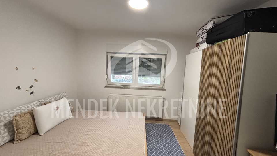 VELIKI 3 ILI 4 SOBAN STAN SA PARKIGOM