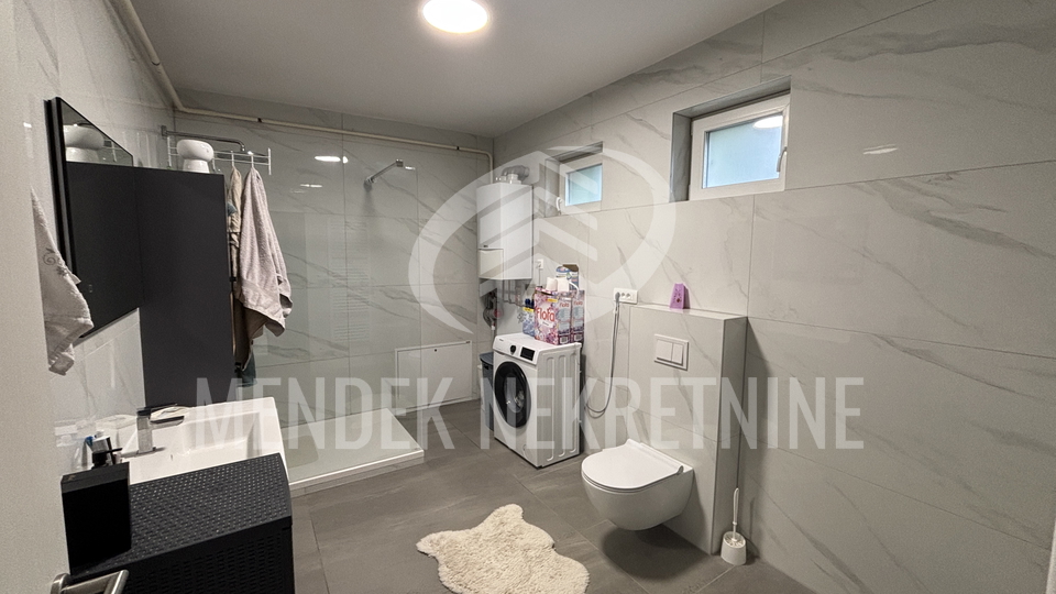 VELIKI 3 ILI 4 SOBAN STAN SA PARKIGOM