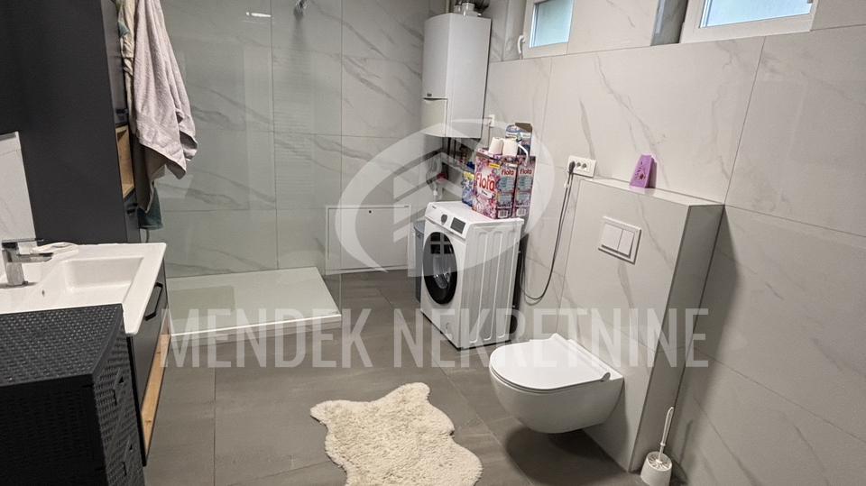 VELIKI 3 ILI 4 SOBAN STAN SA PARKIGOM