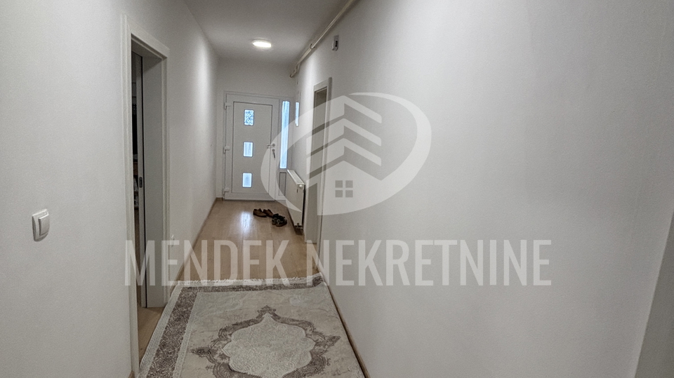 VELIKI 3 ILI 4 SOBAN STAN SA PARKIGOM