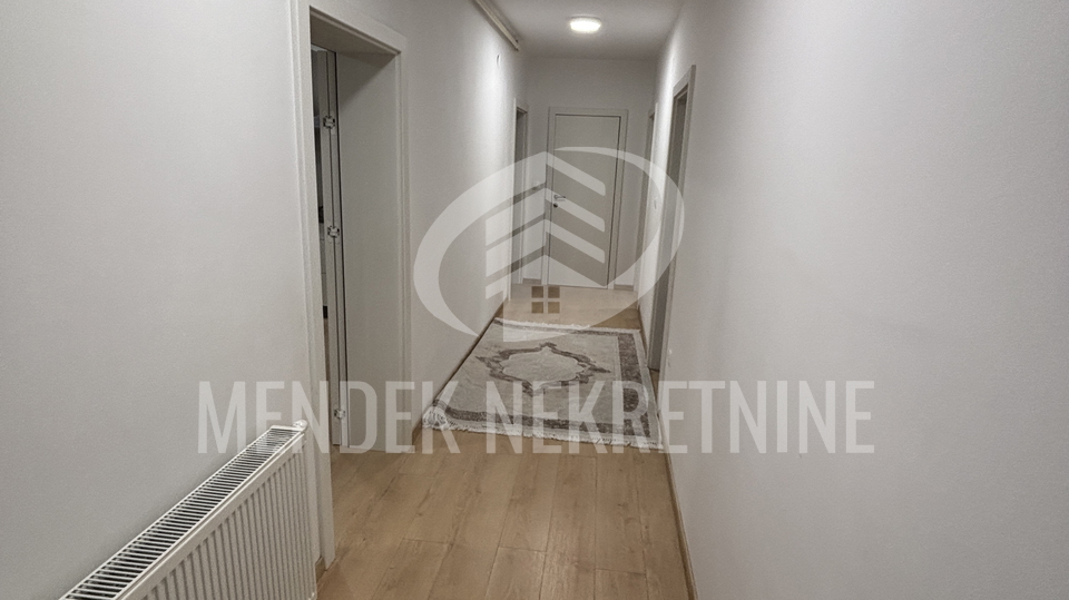 VELIKI 3 ILI 4 SOBAN STAN SA PARKIGOM