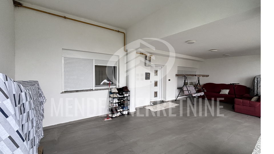 VELIKI 3 ILI 4 SOBAN STAN SA PARKIGOM