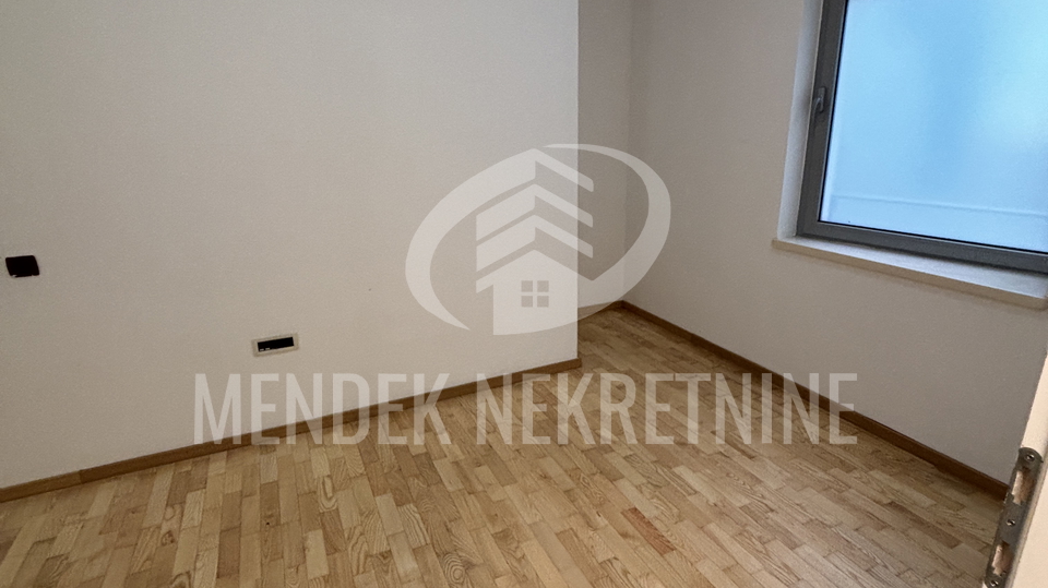 STAN U CENTRU SA PARKINGOM