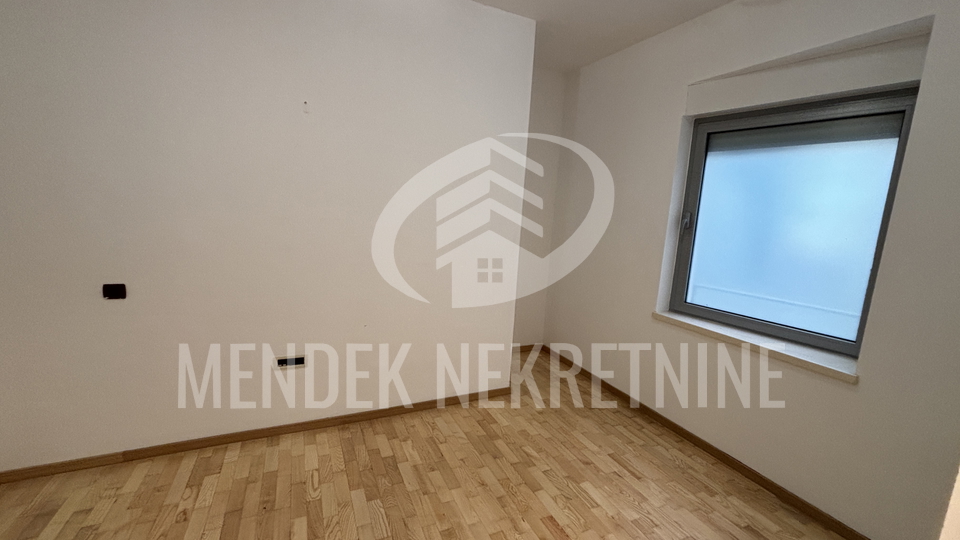 STAN U CENTRU SA PARKINGOM