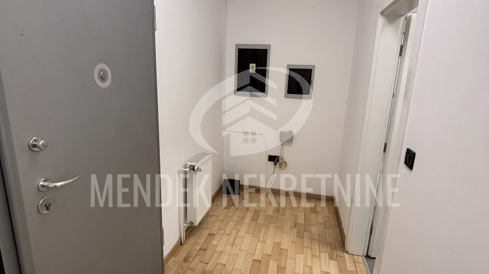 STAN U CENTRU SA PARKINGOM