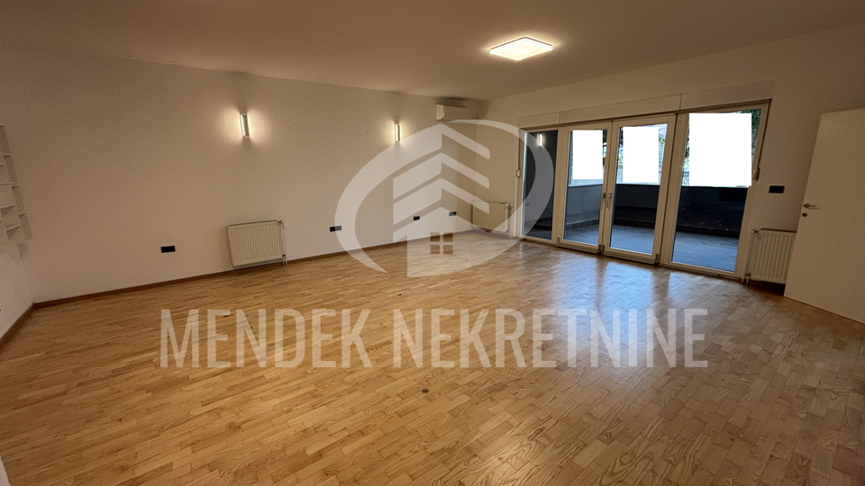 STAN U CENTRU SA PARKINGOM