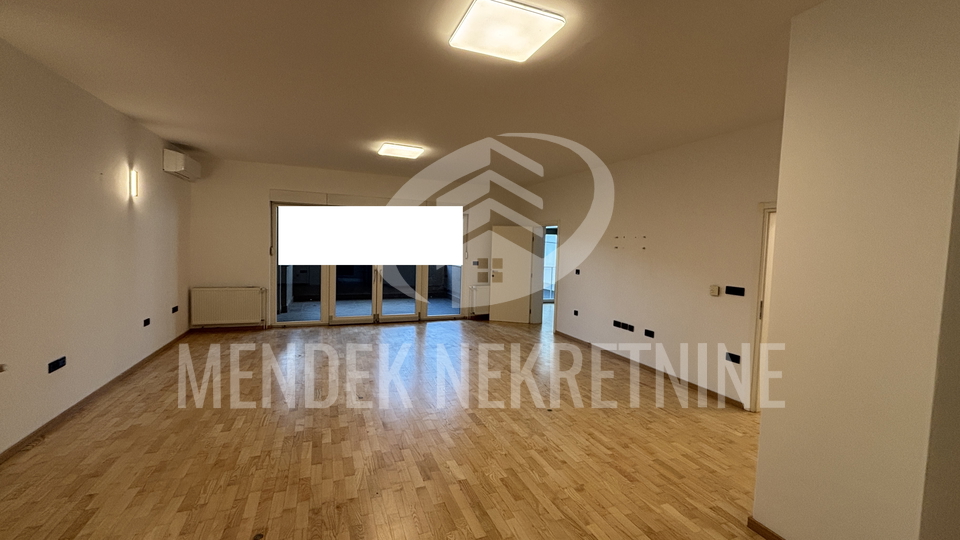 STAN U CENTRU SA PARKINGOM