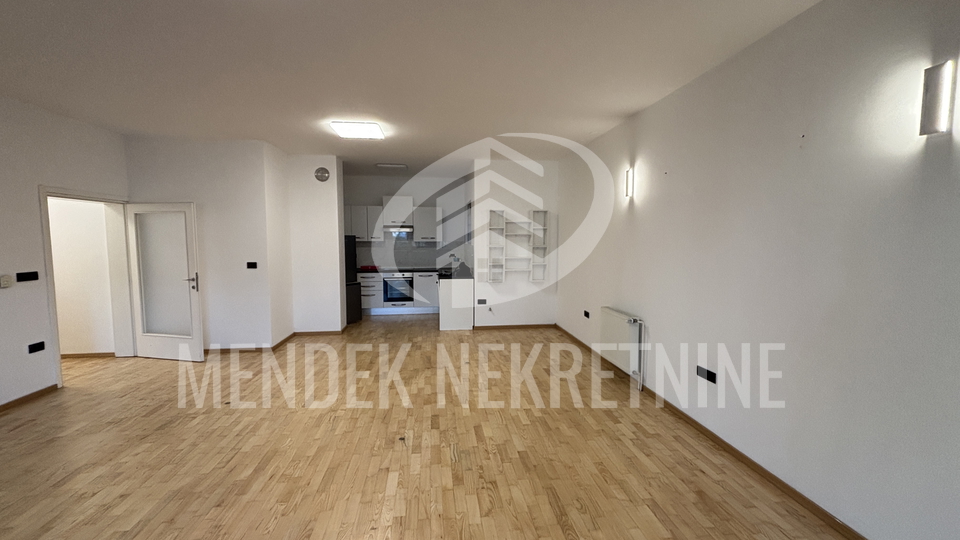 STAN U CENTRU SA PARKINGOM