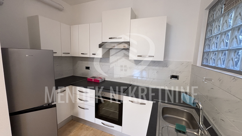 STAN U CENTRU SA PARKINGOM