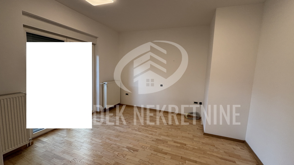 STAN U CENTRU SA PARKINGOM