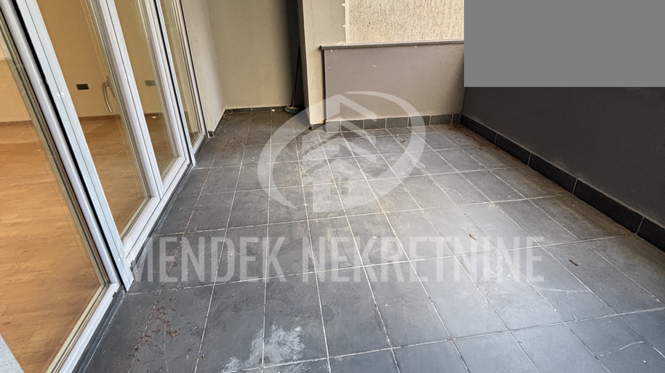 STAN U CENTRU SA PARKINGOM