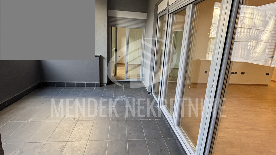 STAN U CENTRU SA PARKINGOM