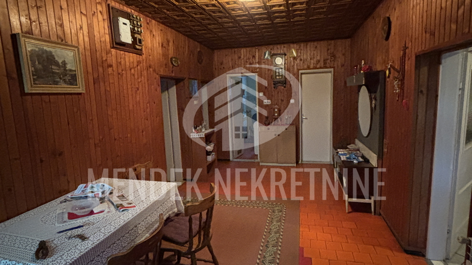 OBITELJSKA KU&Cacute;A U MIRNOM OKRU&Zcaron;ENJU