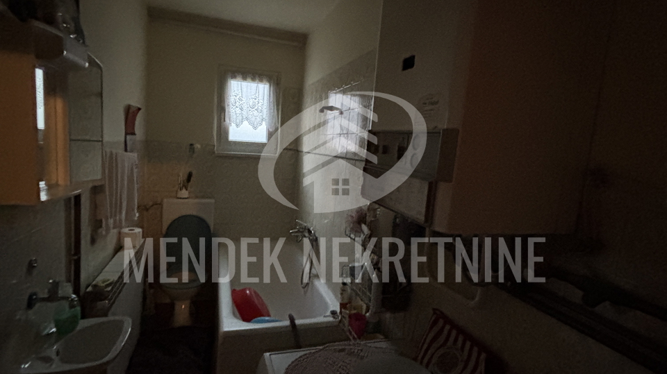 OBITELJSKA KU&Cacute;A U MIRNOM OKRU&Zcaron;ENJU