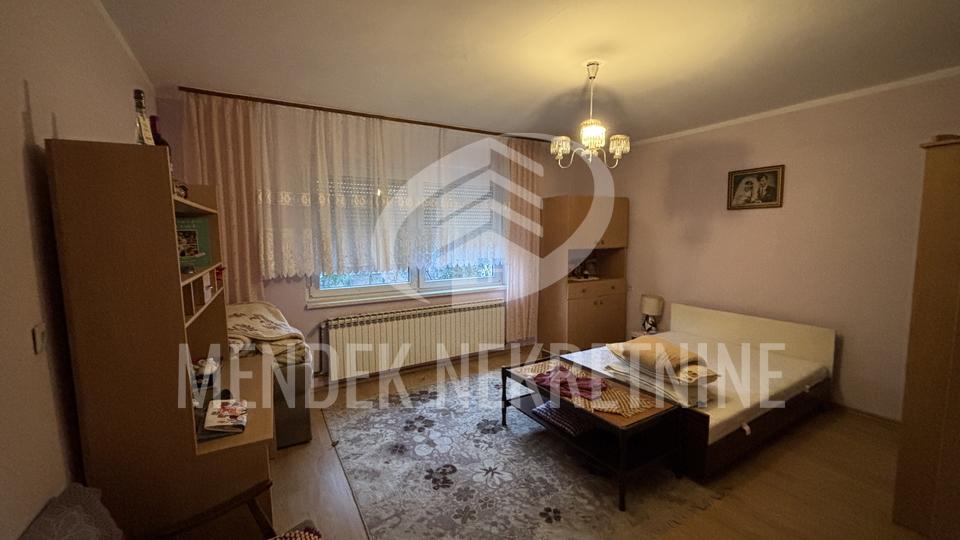 OBITELJSKA KU&Cacute;A U MIRNOM OKRU&Zcaron;ENJU