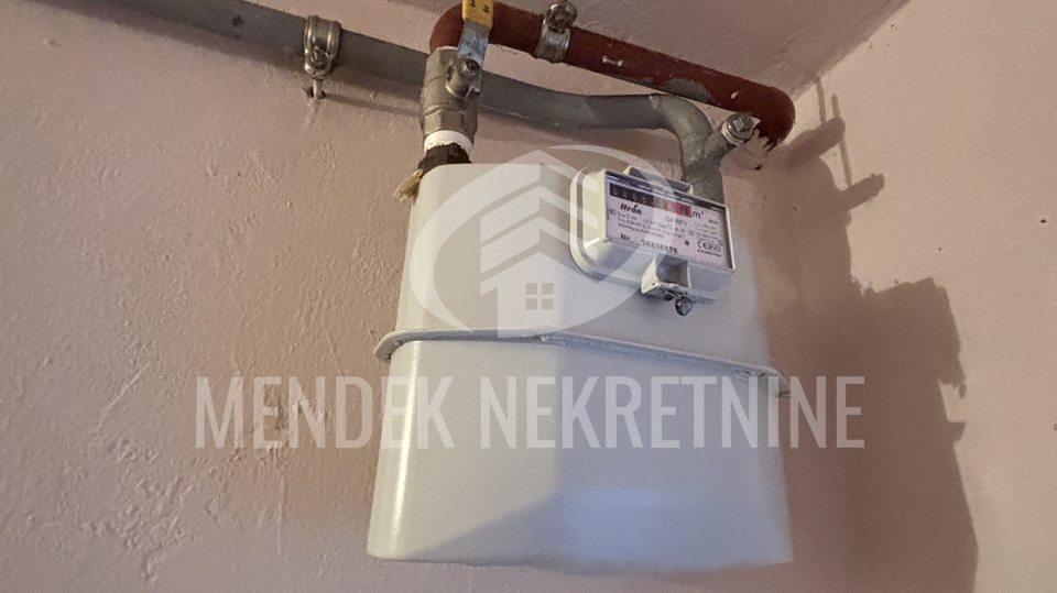 OBITELJSKA KU&Cacute;A U MIRNOM OKRU&Zcaron;ENJU