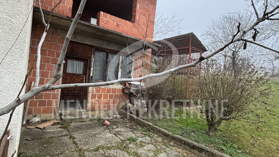 OBITELJSKA KU&Cacute;A U MIRNOM OKRU&Zcaron;ENJU