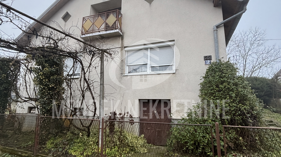 OBITELJSKA KU&Cacute;A U MIRNOM OKRU&Zcaron;ENJU