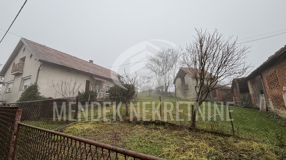 OBITELJSKA KU&Cacute;A U MIRNOM OKRU&Zcaron;ENJU