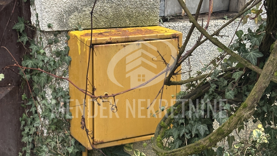 OBITELJSKA KU&Cacute;A U MIRNOM OKRU&Zcaron;ENJU