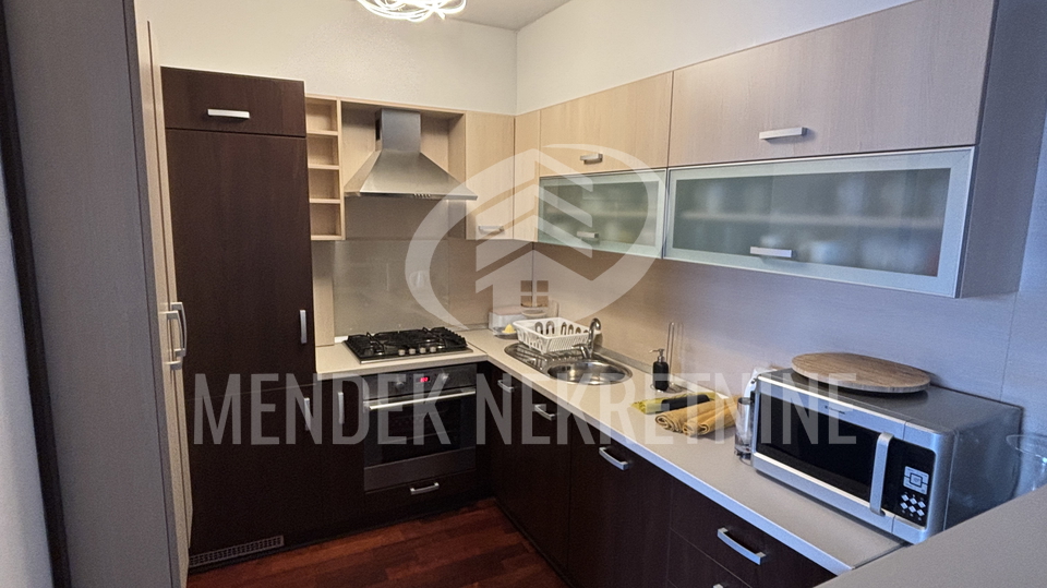 STAN NA TRE&Scaron;NJEVCI SA GARA&Zcaron;OM