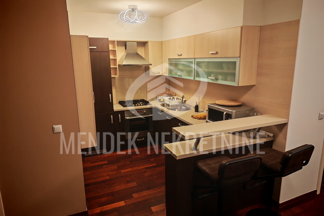 STAN NA TREŠNJEVCI SA GARAŽOM