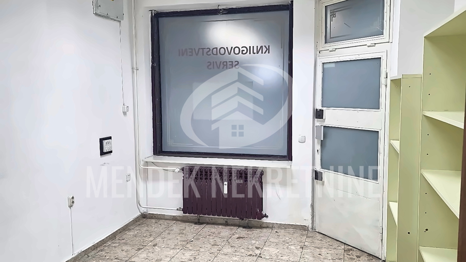 ZAGREB&comma; Savica &ndash; poslovni prostor 20&comma;33 m&sup2; s izlogom i vlastitim WC-om&comma; TC Savica&comma; odmah useljiv