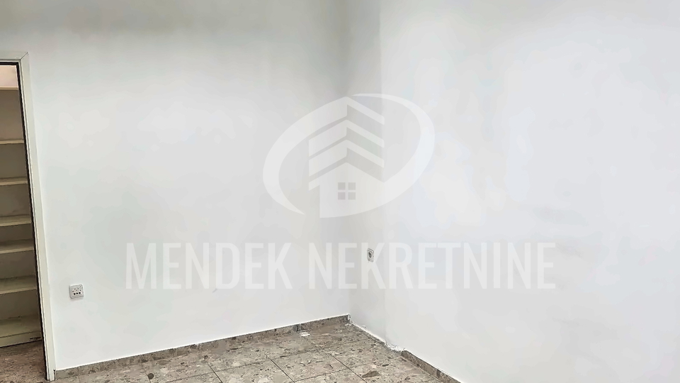 ZAGREB&comma; Savica &ndash; poslovni prostor 20&comma;33 m&sup2; s izlogom i vlastitim WC-om&comma; TC Savica&comma; odmah useljiv