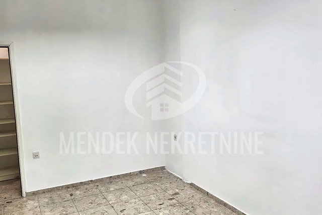 ZAGREB, Savica – poslovni prostor 20,33 m² s izlogom i vlastitim WC-om, TC Savica, odmah useljiv