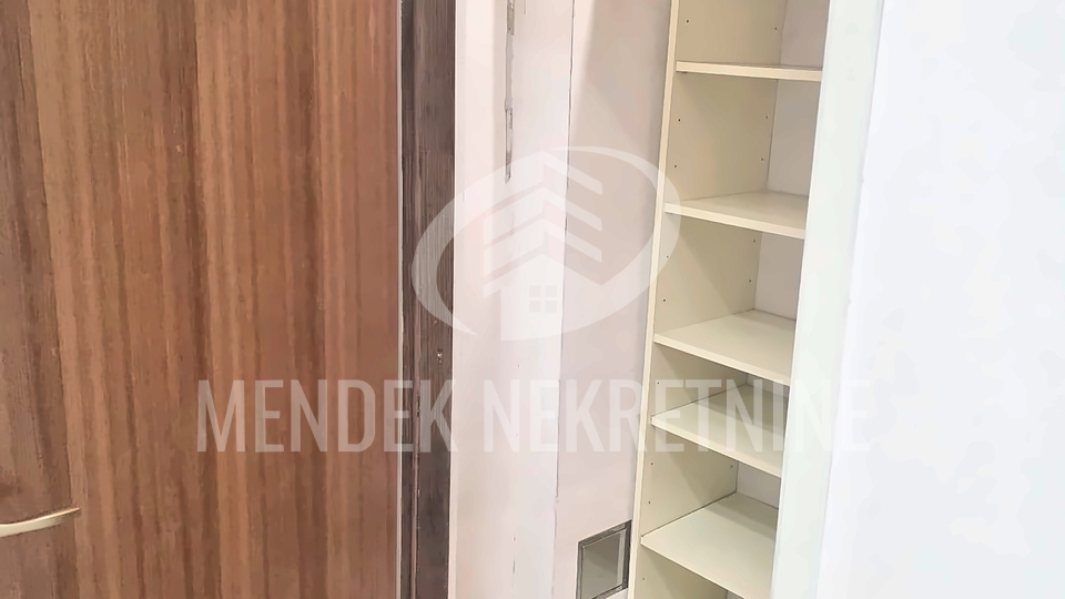 ZAGREB&comma; Savica &ndash; poslovni prostor 20&comma;33 m&sup2; s izlogom i vlastitim WC-om&comma; TC Savica&comma; odmah useljiv
