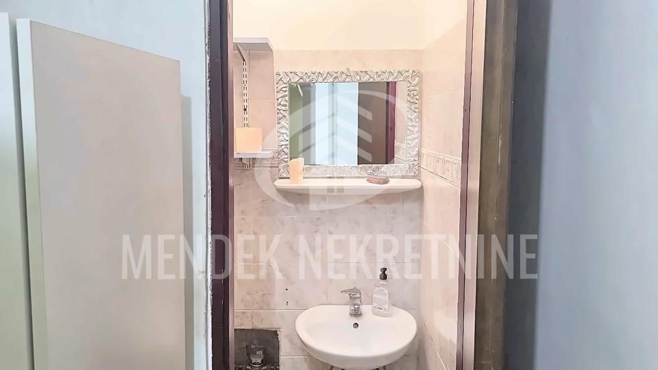 ZAGREB&comma; Savica &ndash; poslovni prostor 20&comma;33 m&sup2; s izlogom i vlastitim WC-om&comma; TC Savica&comma; odmah useljiv