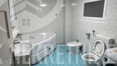 Iznajmljuje se prostrani &ccaron;etverosobni stan&comma; idealan za studente &ndash; re&zcaron;ije uklju&ccaron;ene&excl;