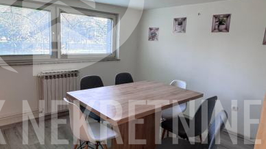 Iznajmljuje se prostrani &ccaron;etverosobni stan&comma; idealan za studente &ndash; re&zcaron;ije uklju&ccaron;ene&excl;