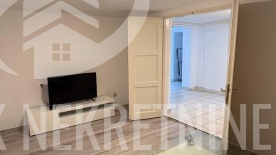 Iznajmljuje se prostrani &ccaron;etverosobni stan&comma; idealan za studente &ndash; re&zcaron;ije uklju&ccaron;ene&excl;