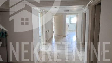 Iznajmljuje se prostrani &ccaron;etverosobni stan&comma; idealan za studente &ndash; re&zcaron;ije uklju&ccaron;ene&excl;