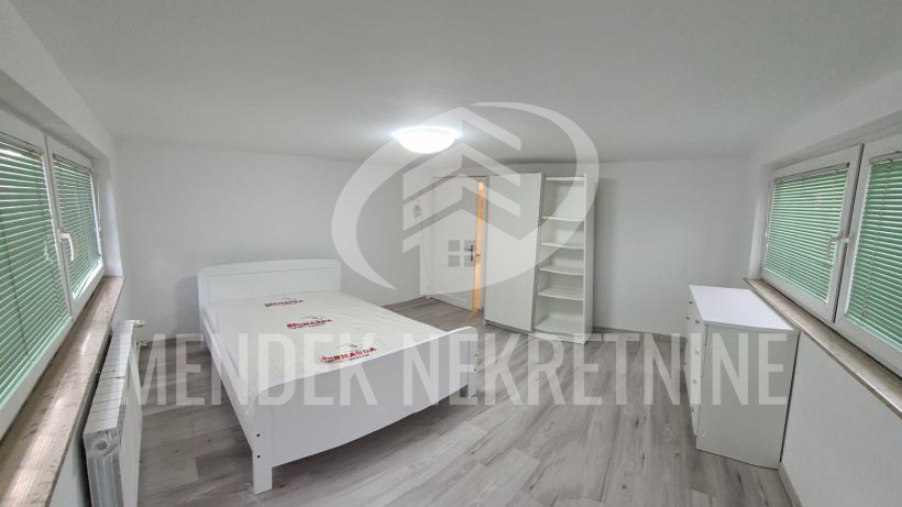 Iznajmljuje se prostrani &ccaron;etverosobni stan&comma; idealan za studente &ndash; re&zcaron;ije uklju&ccaron;ene&excl;