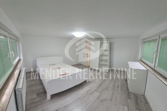 Iznajmljuje se prostrani četverosobni stan, idealan za studente – režije uključene!