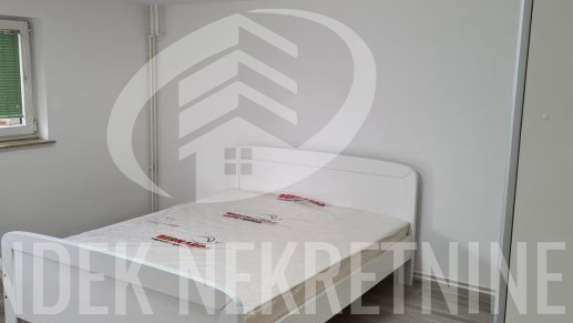 Iznajmljuje se prostrani &ccaron;etverosobni stan&comma; idealan za studente &ndash; re&zcaron;ije uklju&ccaron;ene&excl;