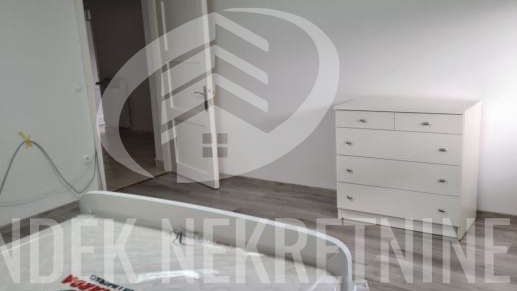 Iznajmljuje se prostrani &ccaron;etverosobni stan&comma; idealan za studente &ndash; re&zcaron;ije uklju&ccaron;ene&excl;