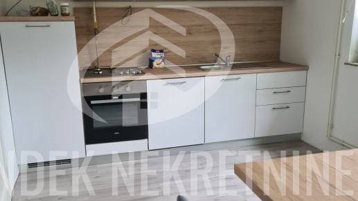 Iznajmljuje se prostrani &ccaron;etverosobni stan&comma; idealan za studente &ndash; re&zcaron;ije uklju&ccaron;ene&excl;