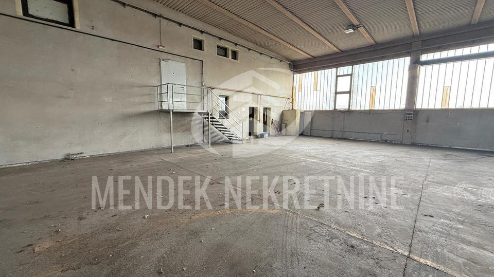 Hala&comma; proizvodna&sol;poslovna zgrada 1&period;500m2&comma;  proizvodno skladi&scaron;na &plus; dvori&scaron;te 30&period;000 m2&comma; Vara&zcaron;din&comma; zakup